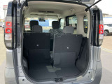 リヤシートはスライドしますので荷室や足元の広さ調整ができます。