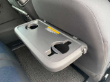 後席用のドリンクホルダー付き折りたたみ式のパーソナルテーブルが付いてます。