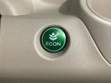 ECON モードをON にするとアクセルペダルの動きに対するエンジンの反応とエアコンの制御を切り換えることで、燃費のいい運転をするドライバーがペダルを踏んだ時と同じようにエンジンを制御します。