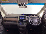 運転席は、大きな座面と包み込むような背もたれがドライバーの身体全体をしっかり支えます。上質なシート素材と座り心地のよいクッションを採用し、長時間の運転やコーナーの多い道も快適です