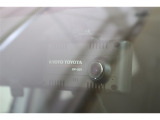 2カメラタイプドラレコ(フロント+リヤ)搭載。万が一の場合、責任の所在を明確にできるのはもちろん、観光などお出かけ先の景色を残しておけます。後方からの煽り運転に遭遇した場合でも記録が残ります。