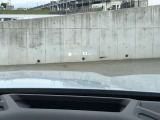 HUD: ヘッドアップディスプレイはドライバーが前方に集中できるよう、ナビや車速情報をフロントガラスに投影するシステムです。