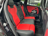 メルセデス・ベンツの定める厳しい基準をクリアしたお車のみをご案内させて頂きます。納車前整備はメーカー規定に基づき当店3Fの指定工場で入念に行なわれます。熟練のメカニックがお客様のお車を整備致します。