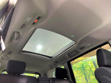【サンルーフ】開放感たっぷりの希少装備、サンルーフが装着されています!車内に明かりを取り入れたり景色を楽しむ以外にも、車内の空気も簡単に換気できて快適です!