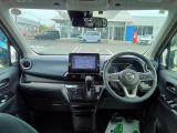 広い視界でよく見える。運転席からの視界が左右に広く隅々まではっきりと見渡せます。クルマの前端も把握しやすく安心して運転できます。