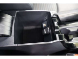 センターコンソールボックス内にUSB充電器や様々な電気製品の電源供給ポートとしてアクセサリーソケットを装備しています。iPadやタブレットの充電が速く完了する2.1AのUSBポートも装備しています。