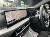 車内全体を取り巻く様なアンビエントライトを追加装備で夜のドライブにおいて上質で居心地のよい空間をつくりだすことができます。その日の気分に合わせてお好みで選択する事が可能です。
