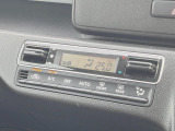 【オートエアコン】一度お好みの温度に設定すれば、車内の温度を検知し風量や温度を自動で調整。暑い&hellip;寒い&hellip;と何度もスイッチ操作をする必要はありません。快適な車内空間には必須の機能ですね♪