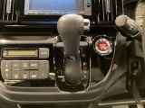 CVT車のセレクトレバーです。低速から高速まで、変速ショックのないスムーズな走りを実現するとともに、エンジン効率のよい領域を維持することで燃費にも貢献します。