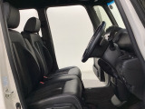 女性でも運転がしやすいように、シートの高さ調整機能(シートリフター)がついています。運転席と助手席の間が空いている為、助手席側への移動がスムーズです。交通量の多い道でも助手席側から乗り降りができます。