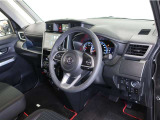 落ち着いた色合いで統一された室内。居心地の良い運転席がロングドライブをサポート。