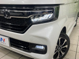 【LEDヘッドライト】悪天候や夜間走行時も良好な視界を確保し安心して運転できる高輝度LEDヘッドライトを装備!点灯速度が早く、消費電力も抑えられています。