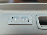【パワーバックドア】スマートキーや運転席のボタンを押すだけでリアゲートが自動で開閉します!荷物を持っている時や、高い位置にあるバックドアを閉める際に便利な機能です♪
