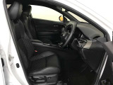 高いホールド性で運転姿勢が安定します。長距離ドライブでも疲れにくいのが魅力です。快適なドライビングライフをお送りください♪