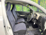 運転席まわりには十分なスペースがあり、大柄な方でもゆったり運転していただける環境です。