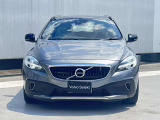 V40標準装備となった歩行者エアバッグ。歩行者と接触するとボンネットの後方が跳ね上がり、雨どいの切りかき部分からフロントウィンドウ方向にエアバッグがとび出し、歩行者の頭部を保護する