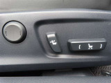 運転する時はドライビングポジションが気になりますよね。パワーシートで座席位置の微調整もしっかりできます。高級感がある装備としても人気があります。
