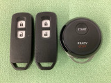 スマートキーを装備しています。鍵を差し込むことなくドアロックの開け閉めと、スタートボタン操作でのエンジンスタートができます。加えて、純正リモコンエンジンスターター用の操作キーもついています。