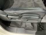 シートハイトアジャスターが付いているので運転姿勢を調整するのに便利ですね。身長に合ったシートポジションは安全運転や疲労軽減にもつながります。