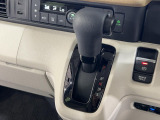 インパネシフトだから視線の移動も少なく足元もスッキリ♪運転席もゆったりしているのでゆとりを持ってドライブできますね!