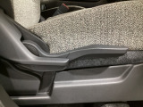 運転席にはドライバーの体型や好みに応じて前後方向だけでなく、高さの調整ができるシートリフターを装備!
