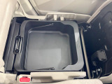 【シートアンダーボックス】車検証や緊急グッズ、靴などを収納できます。場所も取らず快適です!