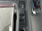狭い駐車場で便利な電動格納ドアミラーが付いています。