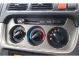 マニュアルエアコンのお車です!直感的な操作で車内の温度を調節することができます!