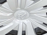 ホイールキャップ付きです。ホイールの上にカバーを付けています。デザインと空力の事も考えられています。