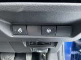 ハンドル右奥には各種設定スイッチがあります。運転者がスッと手を伸ばせば操作できので便利です。