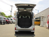 バックドアは上開き跳ね上げ式で、開口も広め!スムーズな荷物の出し入れでアウトドアも楽しくなりそう♪