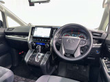 運転席まわりです。 各操作スイッチは使いやすい位置に配置されてます。