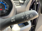 車外の明るさに応じでライトを点灯、消灯してくれるオートライト機能です☆お天気の良い昼間のトンネル走行などオートにしてると便利で安心です☆エンジン停止時にライトの消し忘れも無くなります☆