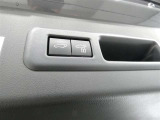 ワンタッチでバックドアが開閉。重たいバックドアも力いらずで開閉できる便利なパワーバックドア付きです!