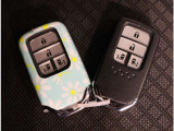 スマートキーはポケットやカバンに入れておくだけでドアの開け閉め、エンジンスタートが出来る便利なキーです。