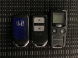 スマートキーを装備しています。鍵を差し込むことなくドアロックの開け閉めと、スタートボタン操作でのエンジンスタートができます。加えて、純正リモコンエンジンスターター用の操作キーもついています。