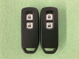 スマートキーを装備しています。鍵を差し込むことなくドアロックの開け閉めと、スタートボタン操作でのエンジンスタートができます。スペアキーも同じものを用意しております。