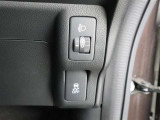 〈VSC〉は、車両の横滑りをセンサーが検知すると、4輪それぞれのブレーキの力とエンジンの出力を自動的に制御し、車両の安定性を確保します!