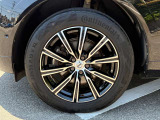 10スポーク7.5J&times;19ダイヤモンドカット/ブラック 235/55R19サイズのタイヤはコンチネンタルを装備。