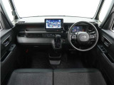 ◆視界広々で非常に運転しやすくロングドライブでも疲れを感じさせないすっきりとまとまったインパネ周りです。