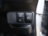 オートマチックハイビームとは、先行車や対向車のライトを認識し、ハイビームとロービームを自動で切り替える機能です。夜道の視界を確保します。詳細は販売店スタッフまでおたずねください。