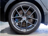 BMWの純正アロイホイールは軽量かつ強度にも優れているホイールで走行性能を引き上げる設計になっております。足元にもBMWは妥協がなくこだわっている個所になります。