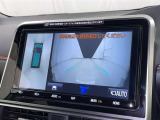 パノラミックビューモニターを装備。駐車場や交差点でクルマを真上から見るように周囲を確認できます。機能の詳細は販売店スタッフまでおたずねください。
