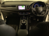 車内は光触媒抗菌消臭施工済です。インパネ周りはスタイリッシュなデザインです。グローブボックスやカップホルダーのほかにトレーなどたくさんの収納スペースが付いています。