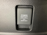 アクセサリーソケットはUSBのアダプターなどをつければ、スマホの充電にも使えます。周辺には物が置けるボックスがついています。