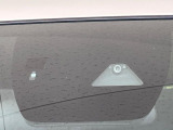 【スマートシティブレーキサポート】低速走行中に前方の車両等を認識し、衝突しそうな時は警報とブレーキで衝突回避と被害軽減をアシスト。より安全にドライブをお楽しみいただけます。