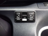 両側電動スライドドアのスイッチ付です。車内からもスイッチひとつで楽にドアの開閉が可能です。電動なので開閉時に力を使う必要がなく、半ドアになることもありません!