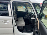運転席はくつろぎのプライベート空間! 車内をクリーニングしてお待ちしております!