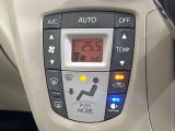 【オートエアコン】一度お好みの温度に設定すれば、車内の温度を検知し風量や温度を自動で調整。暑い&hellip;寒い&hellip;と何度もスイッチ操作をする必要はありません。快適な車内空間には必須の機能ですね♪