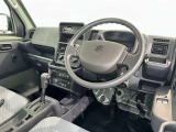 運転席まわりです。 各操作スイッチは使いやすい位置に配置されてます。